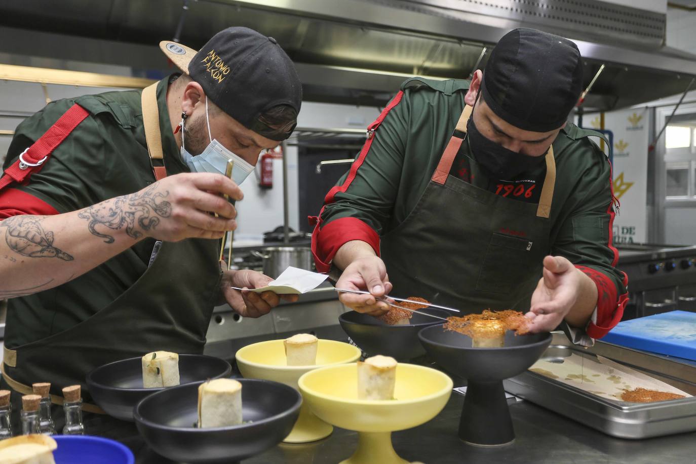 Antonio Falcón, elaborando su plato. 
