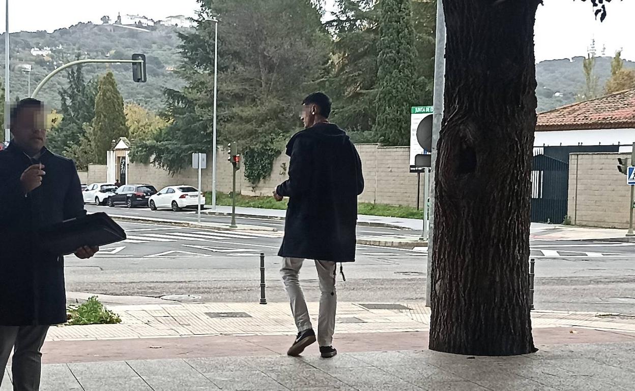 El condenado, en el centro de la imagen, saliendo del Palacio de Justicia tras conocer el acuerdo. 