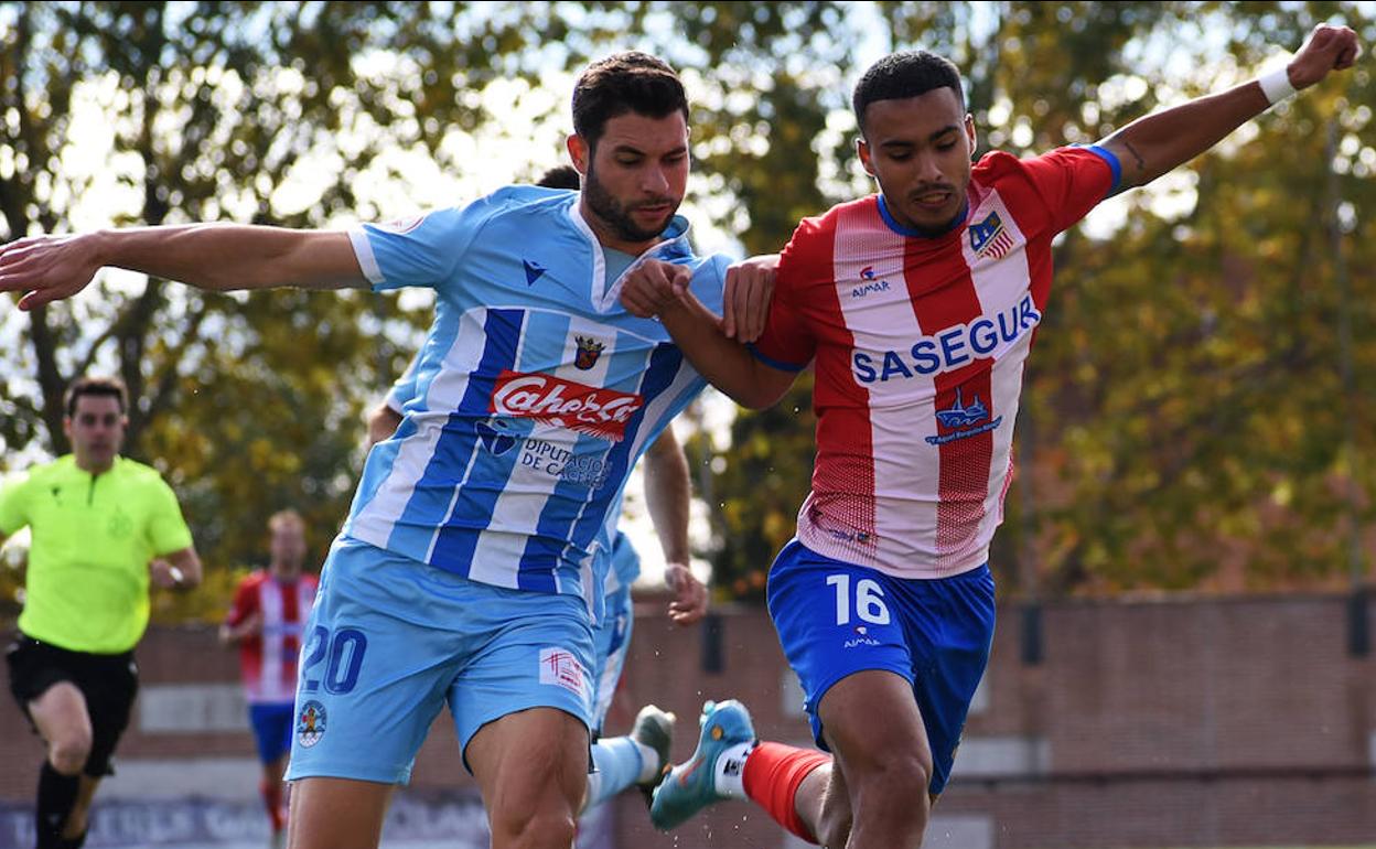 El jugador celeste Asiel Mateo pugna con Hugo Esteban, del Navalcarnero. 