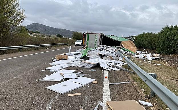 Carga de azulejos del camión esparcida por la calzada.