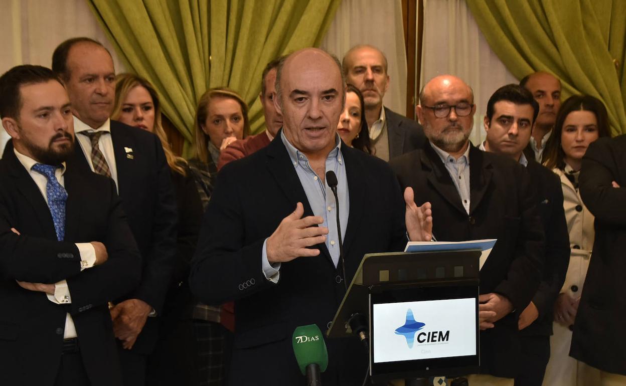 Mariano García Sardiña, en el centro, rodeado de su candidatura en el acto de presentación ese martes.