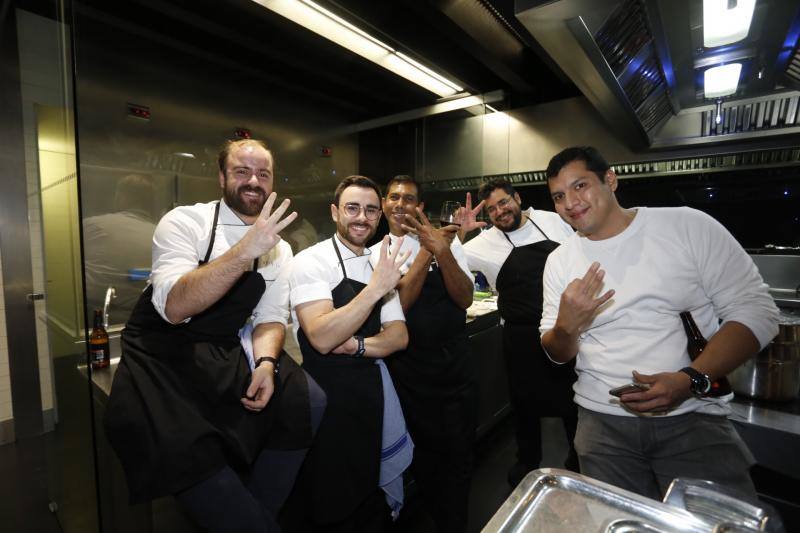 Miembros del equipo de Atrio tras la concesión de la tercera estrella Michelin.