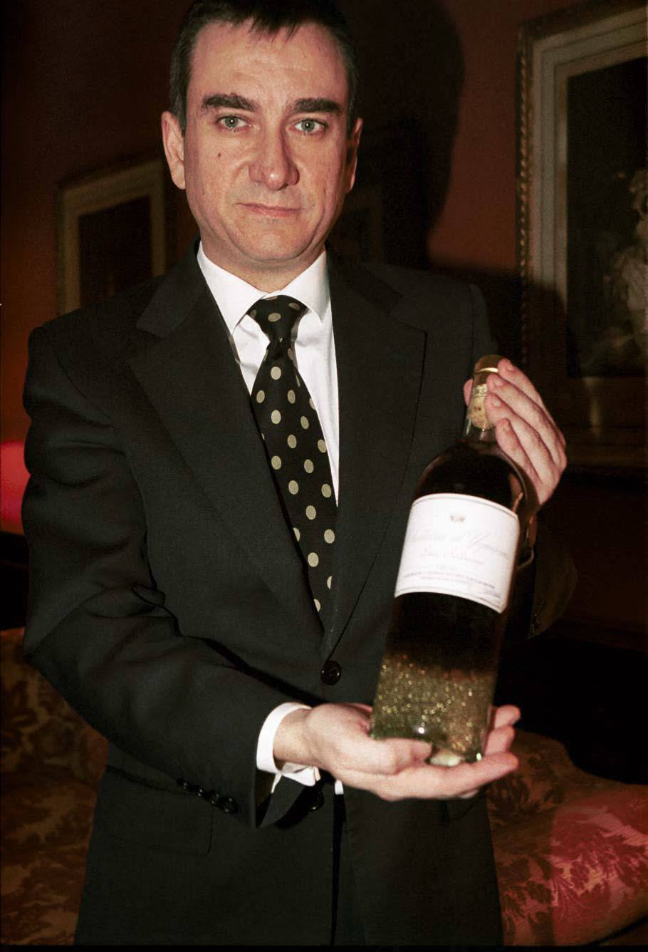José Polo en 2001 con el ejemplar robado de Château d'Yquem 1806.