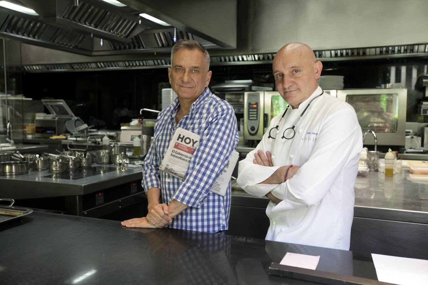 La pareja en la cocina de Atrio con un ejemplar de HOY en 2017.