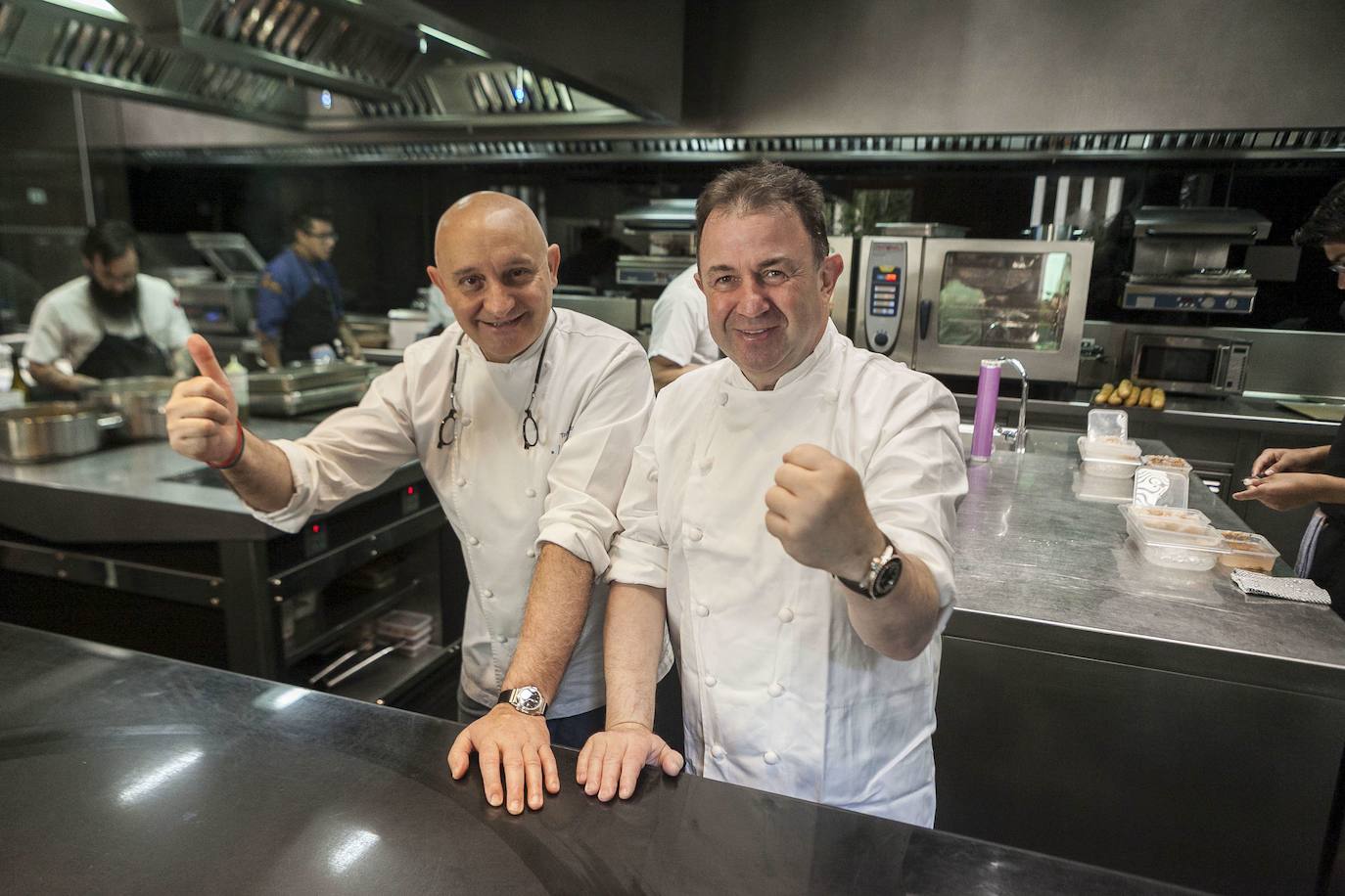 El chef cacereño con el maestro de los fogones donostiarra Martín Berasategui en Atrio en 2018.