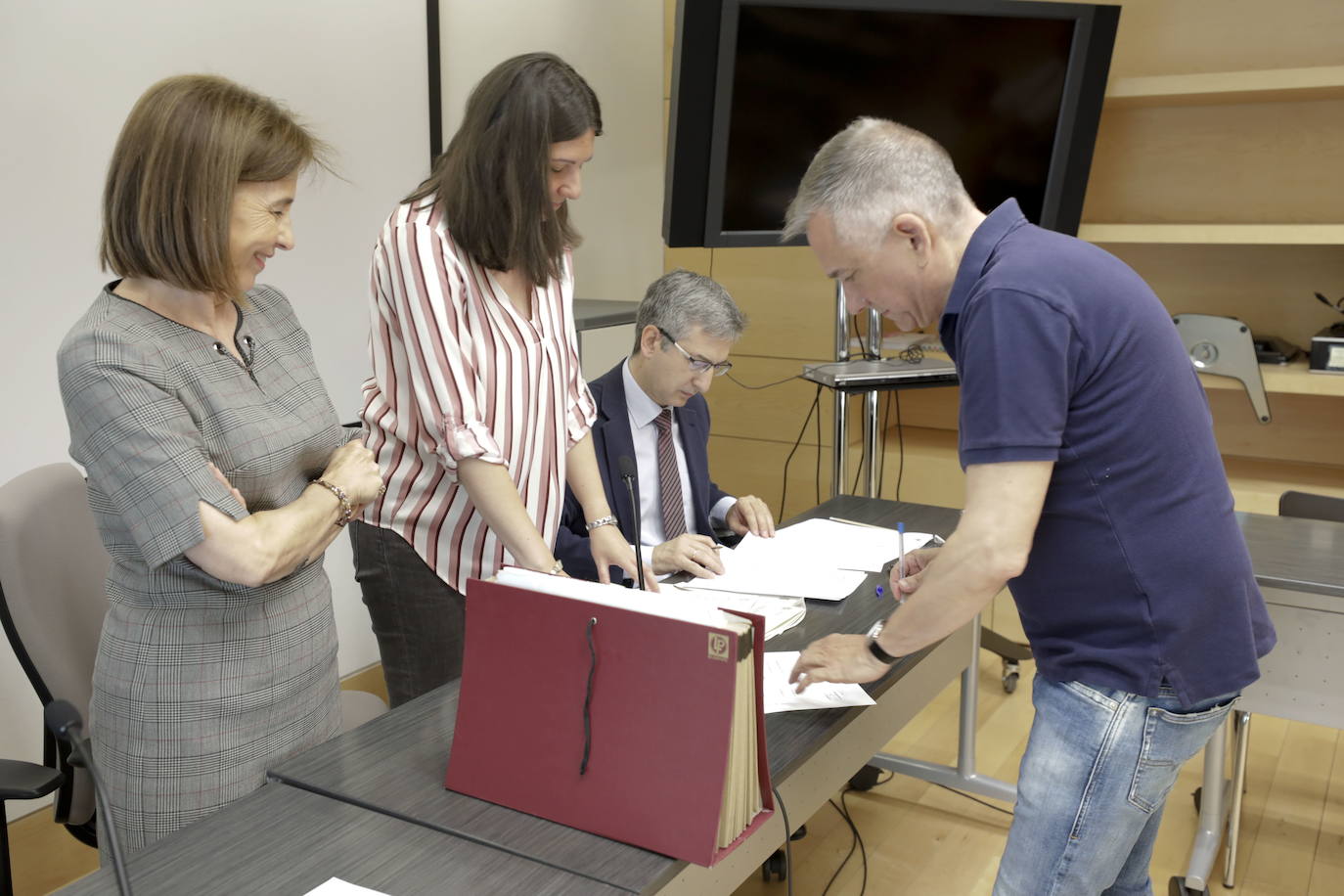 José Polo en el momento de adquirir por 1,2 millones de euros, en subasta, el palacio de la antigua sede de Carreteras de Cáceres en 2019.