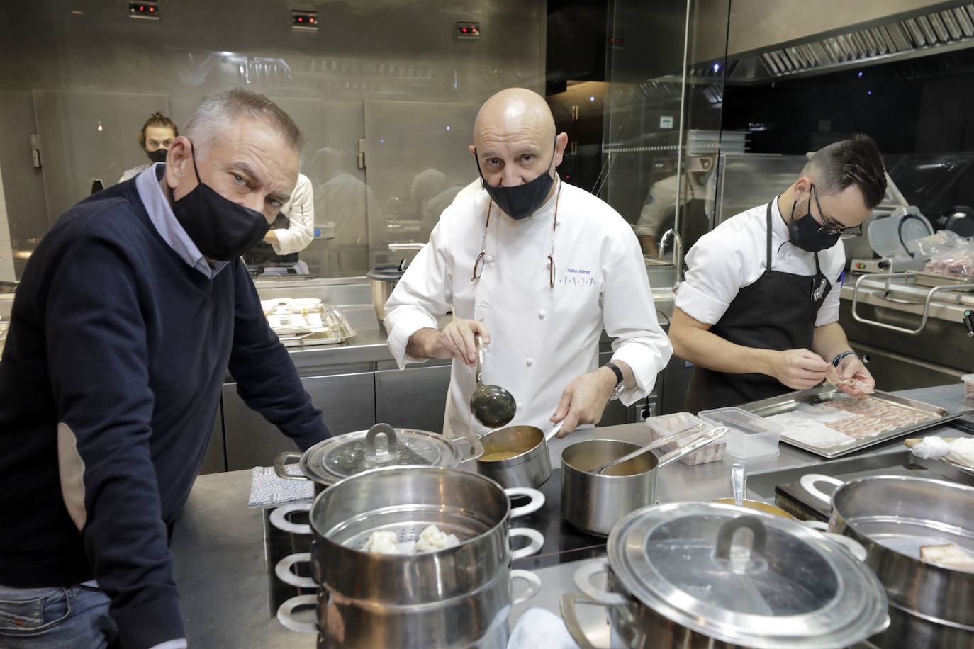 En 2020 cocinando con mascarillas por la pandemia.