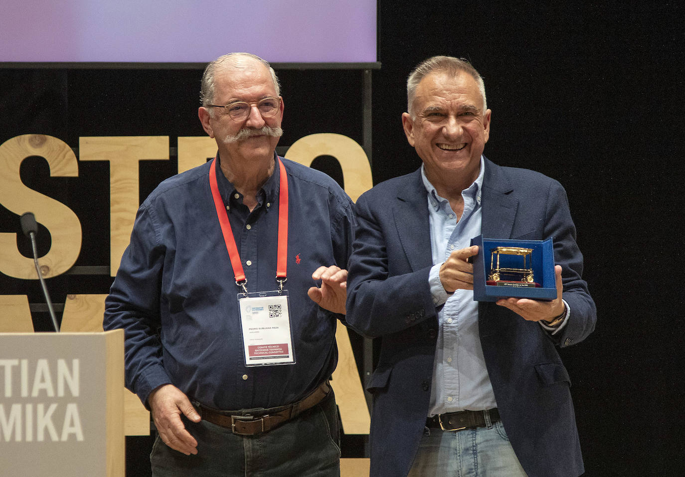José Polo recibiendo de manos de Pedro Subijana el Gueridón de Oro de la Gastronomika de San Sebastián 2022.