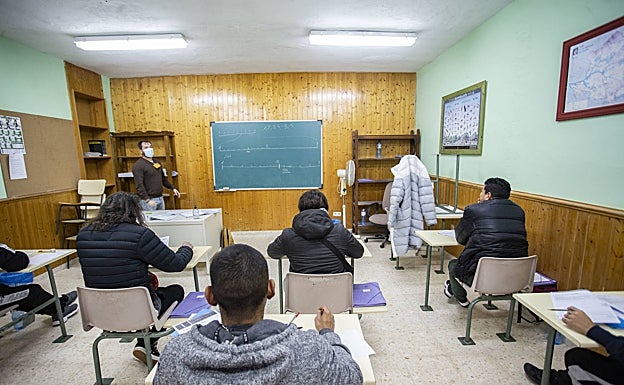 En una clase en el interior del Centro Penitenciario de Cáceres. 