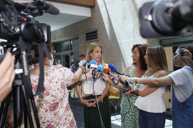 La abogada atendiendo a los medios de comunicación en los juzgados de Cáceres en agosto de 2022.