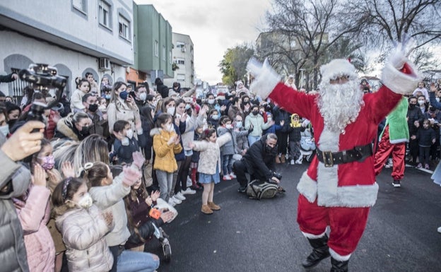 Papá Noel visitando a los niños de San Roque. 