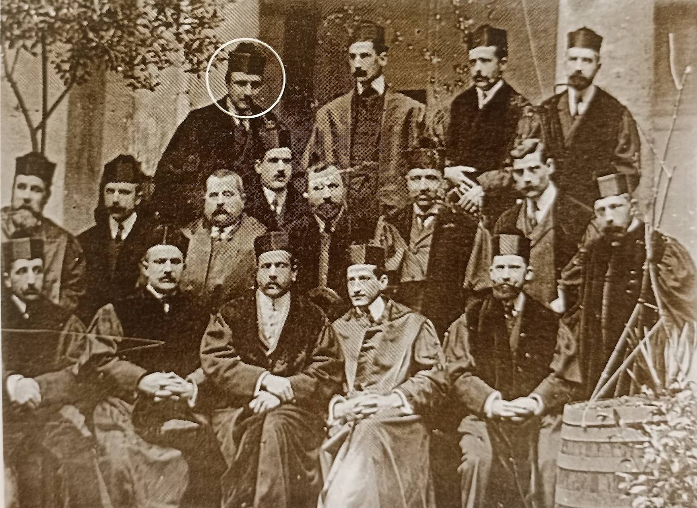 León Leal, señalado con un círculo, en un grupo de abogados de Cáceres.