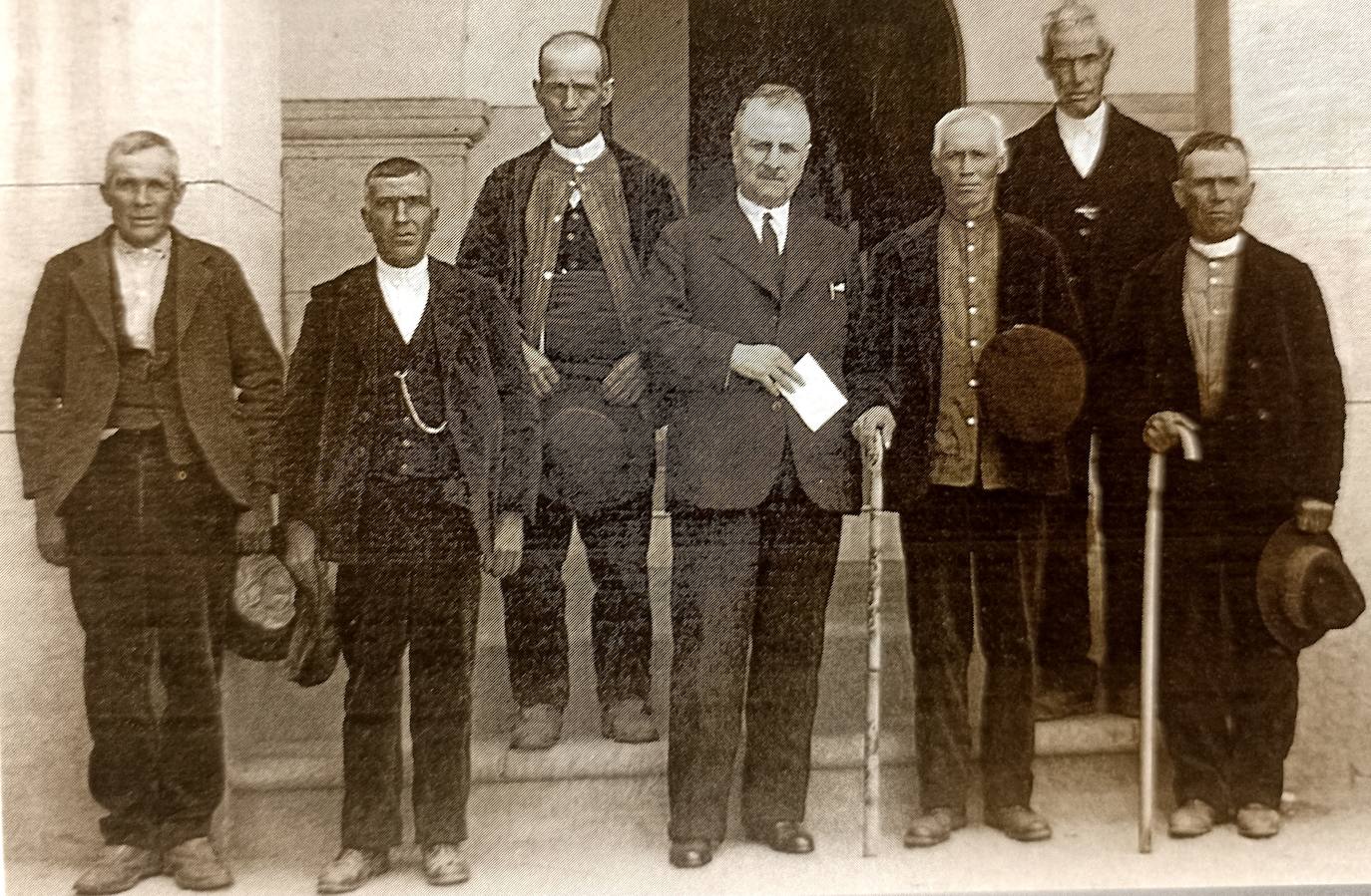 León Leal con un grupo de campesinos a principios de los años 30.