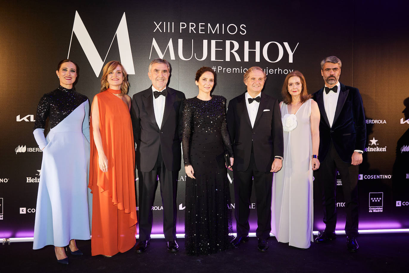 De izquierda a derecha, Samary Fernández Feito, directora general del del Área de Lujo, Estilo de Vida y Revistas de Vocento; la ministra de Educación, Pilar Alegría; Iñaki Arechabaleta, presidente de Taller de Editores; Isabel Díaz Ayuso, presidenta de la Comunidad de Madrid; Ignacio Ybarra, presidente de Vocento; Lourdes Garzón, directora de Mujerhoy; y Luis Enríquez, consejero delegado de Vocento. 