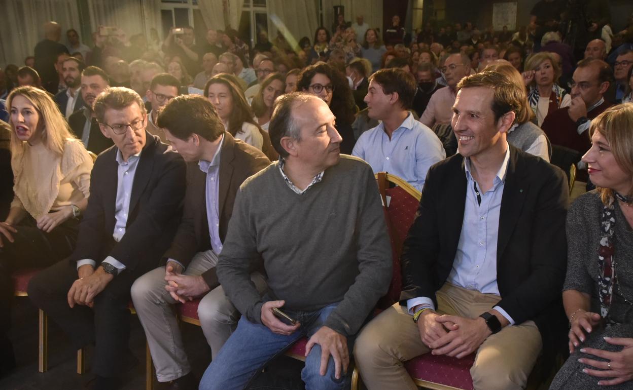 Feijóo junto a María Guardiola, con Cavacasillas a la derecha, entre Cristina Teniente y el presidente provincial de Cáceres, León. 