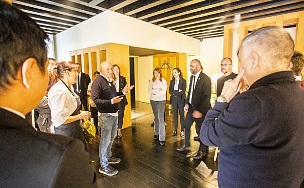 Momento en el que Toño Pérez dirige unas palabras al equipo de Atrio. 