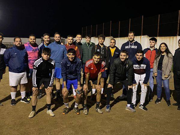 Miembros del Club de Fútbol Alconchel junto a Elisabeth Correa y Javier Cienfuegos. 