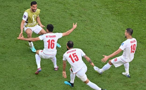 Los jugadores de Irán celebran el gol de Cheshmi. 