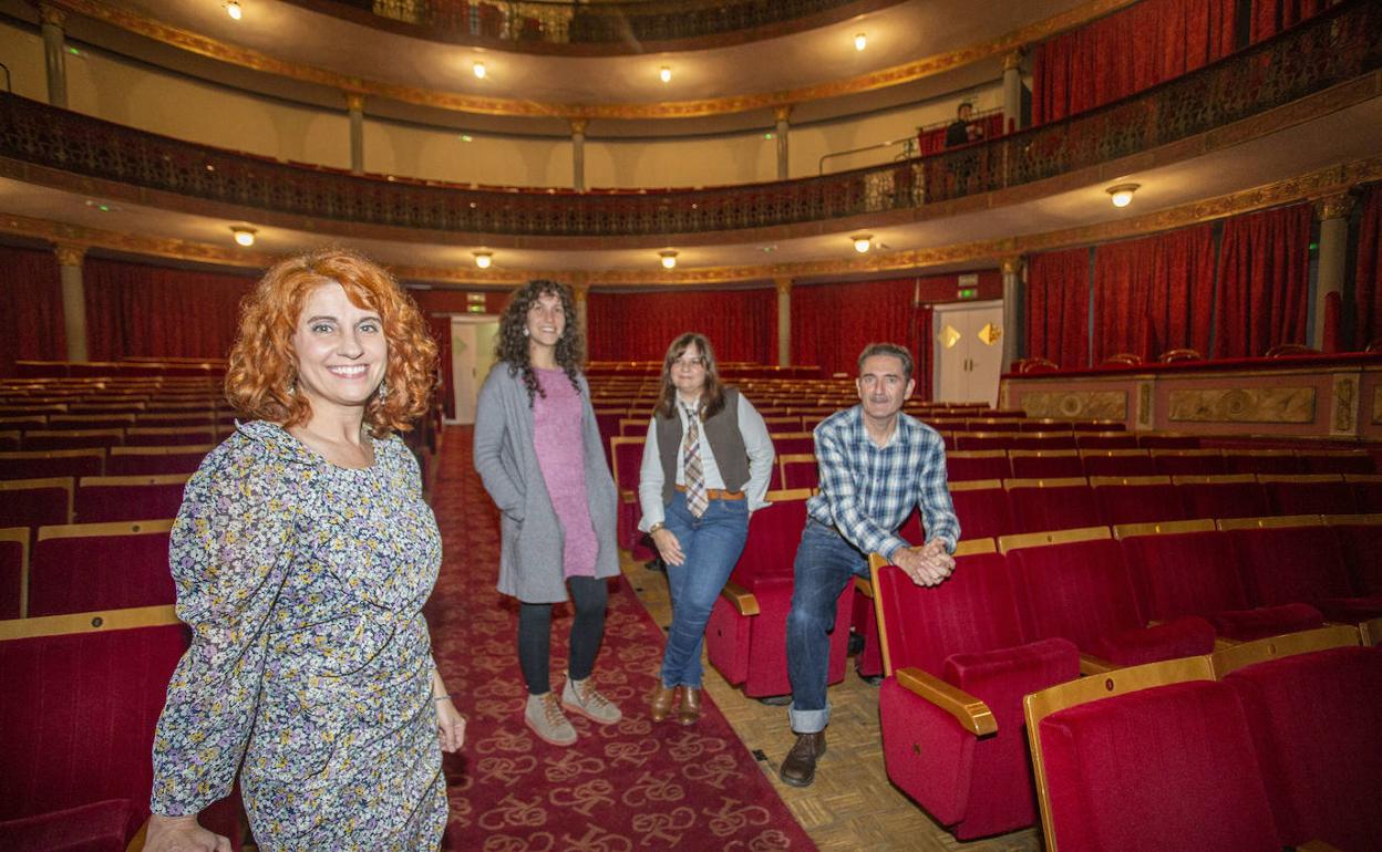 Rosario Lubián en primer plano con Bea Macías, Mari Paz Lubián y Elías Martínez, del grupo Malquerer. 