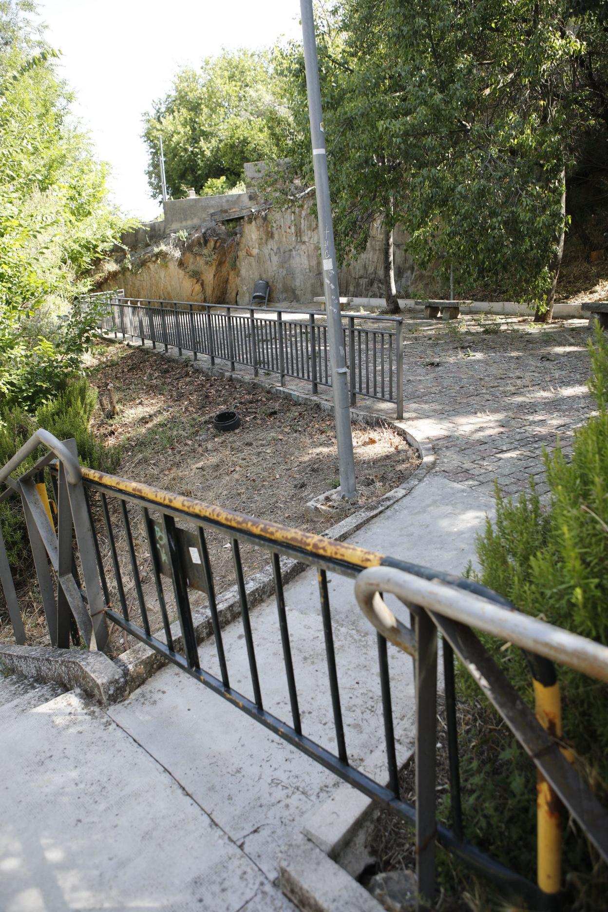Acceso vallado al mirador de San Marquino. 