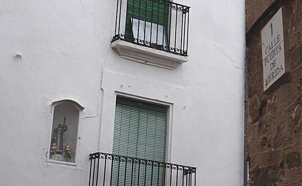 A la izquierda la imagen del Nazareno que estaba en la Puerta de Mérida. 