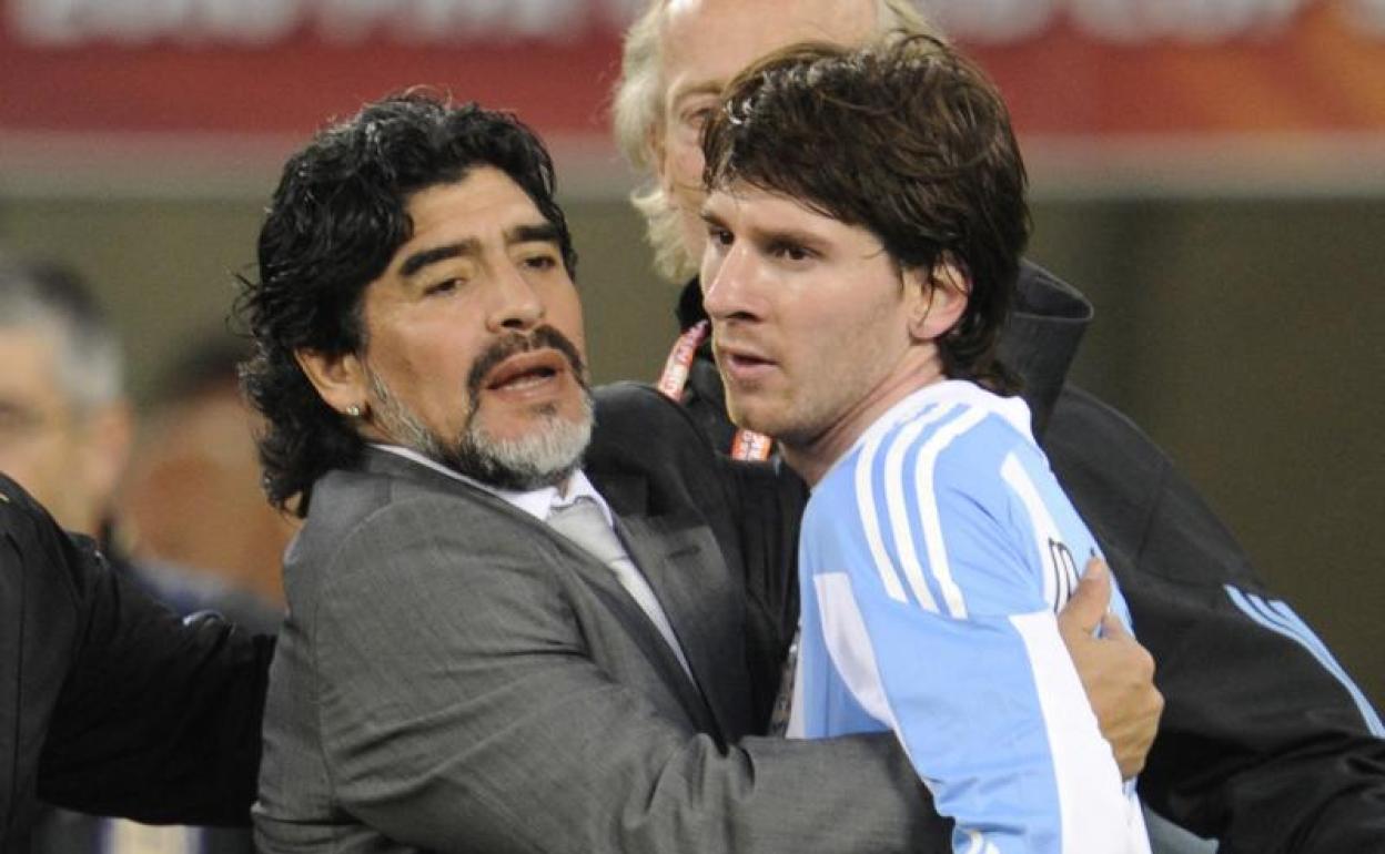 Diego Armando Maradona y Leo Messi, en el Mundial de Alemania 2010. 