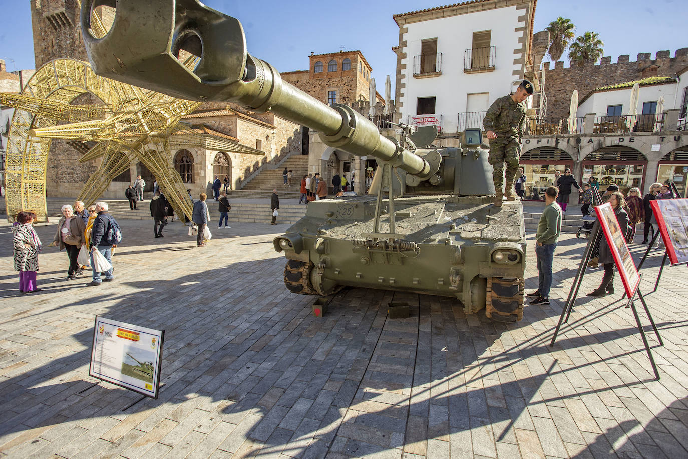 Fotos: Vehículos de combate en el Casco Histórico de Cáceres