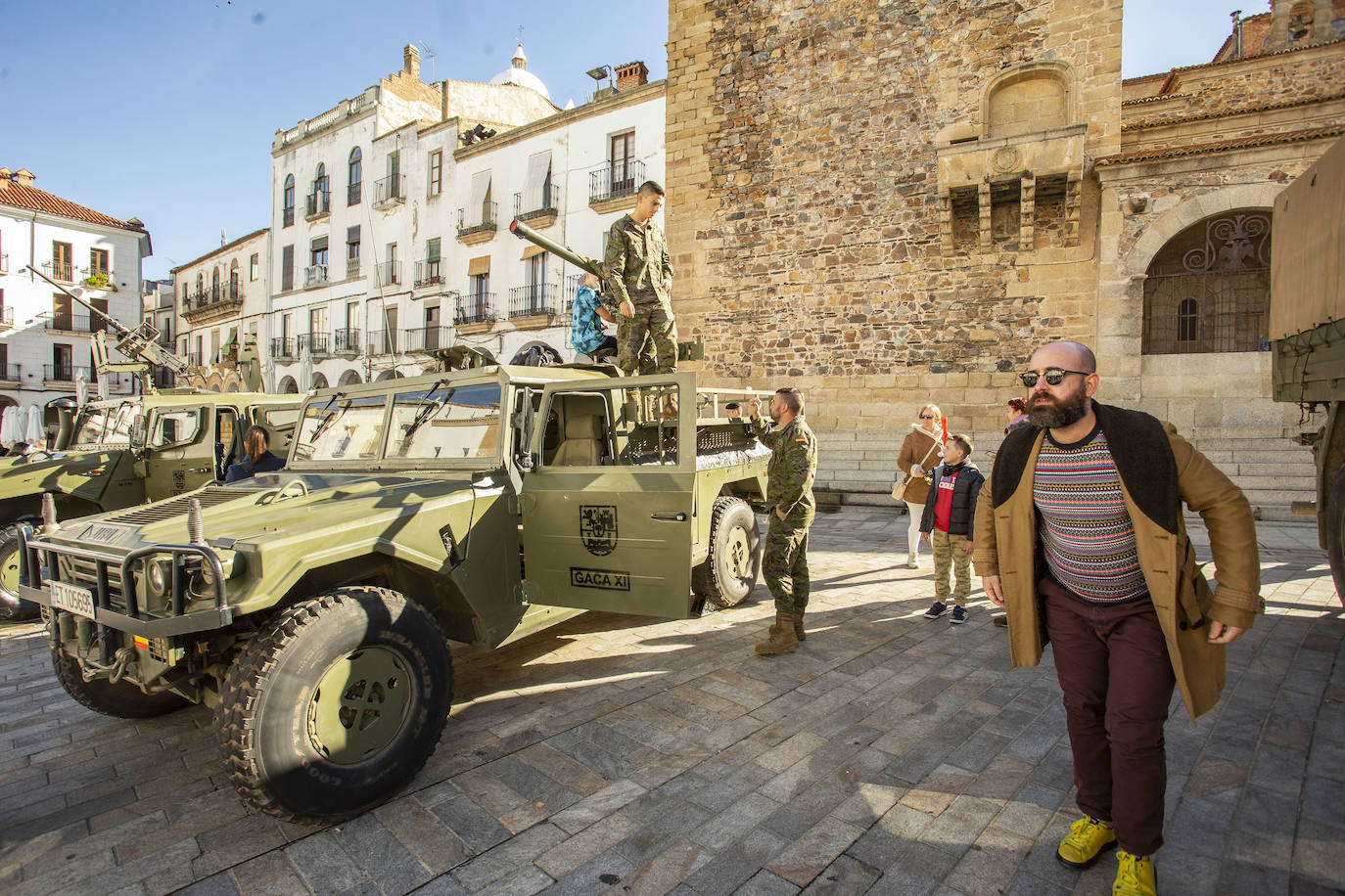 Fotos: Vehículos de combate en el Casco Histórico de Cáceres