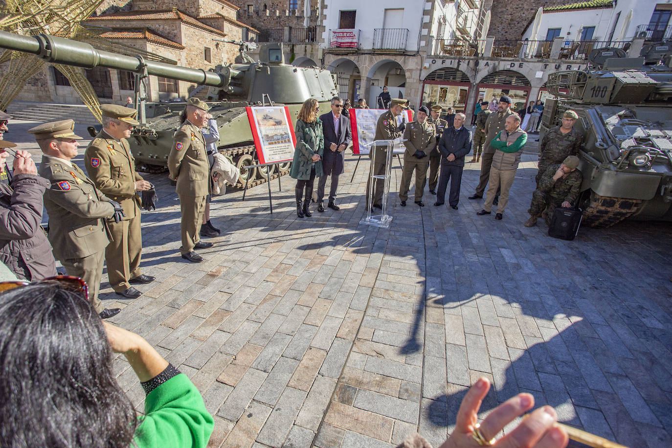 Fotos: Vehículos de combate en el Casco Histórico de Cáceres