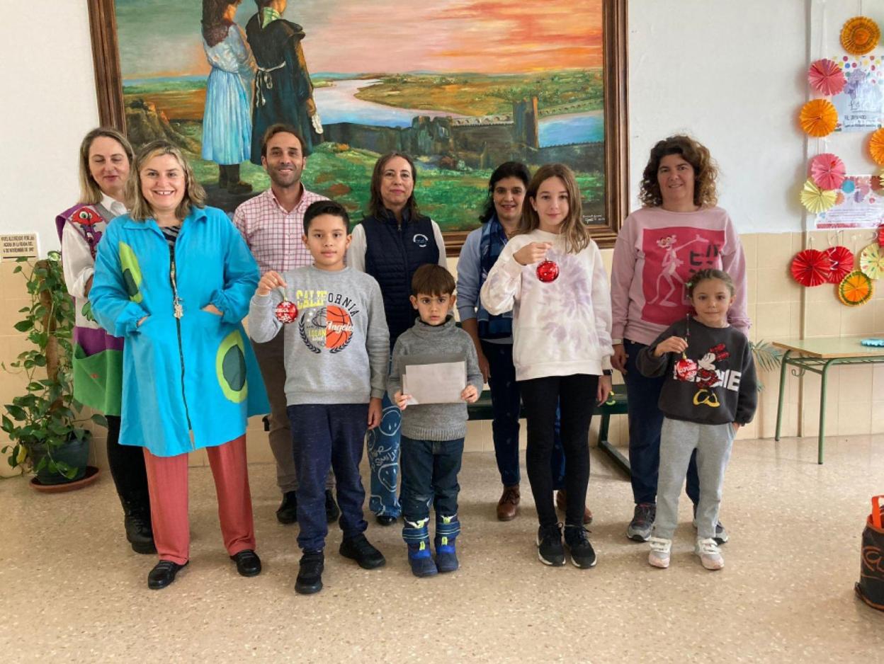 Alumnos y profesores posan con sus bolas de Navidad. 