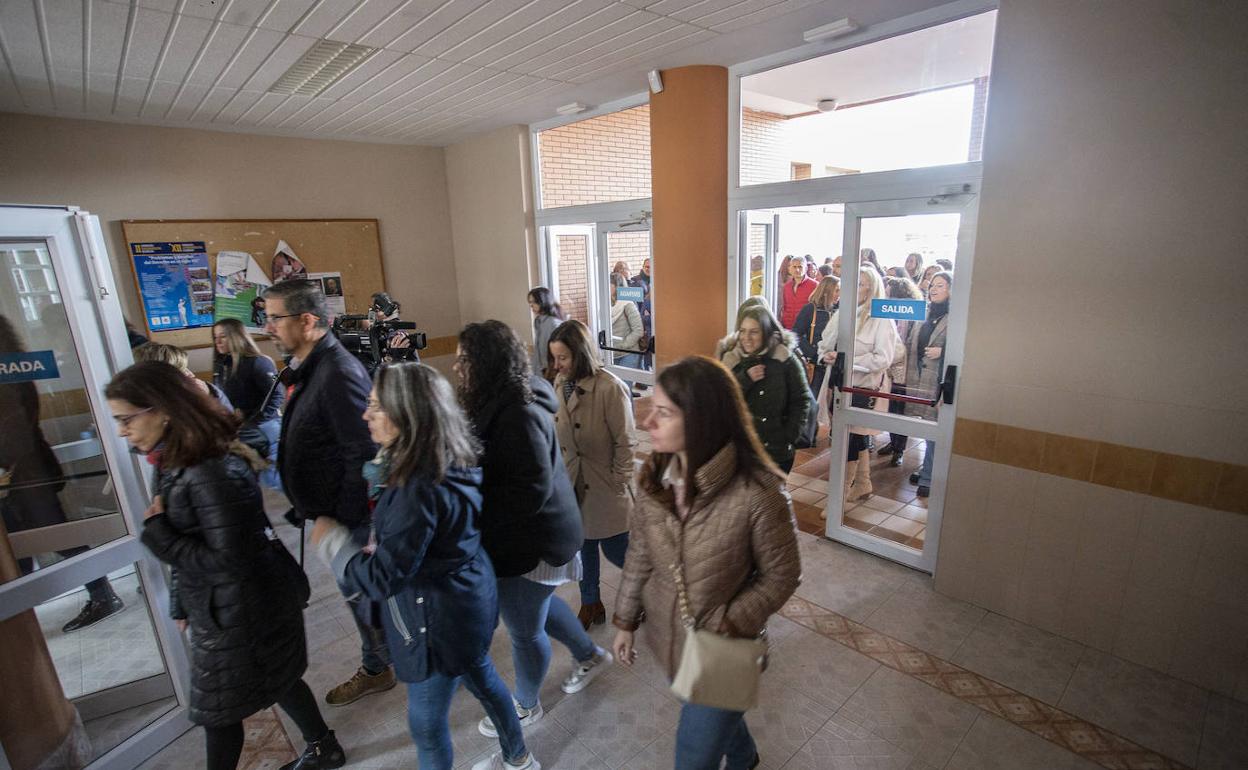 Los opositores acceden a uno de los centros universitarios en los que hacían el examen. 