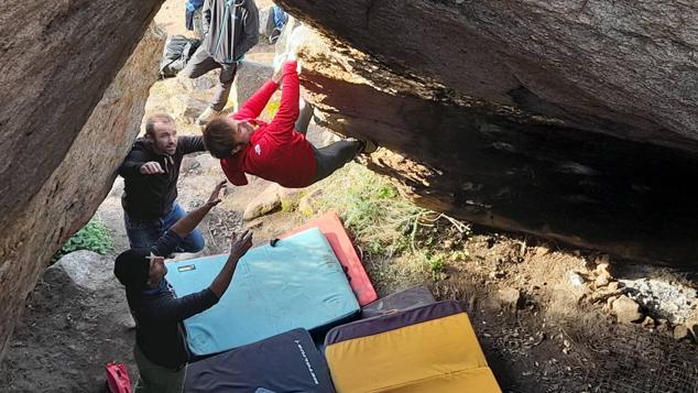 Eneko Pou en la cueva Boquique.