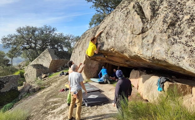 Imagen. Eneko Pou escalando una travesía