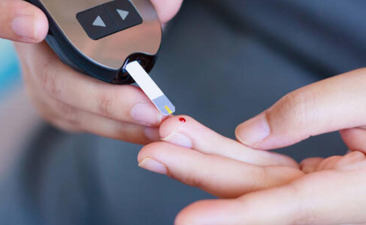 Foto de archivo de un test de azúcar en sangre 