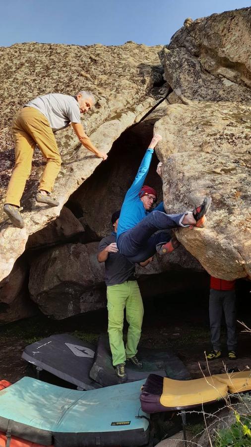 Iker Pou escalando un espolón desplomado