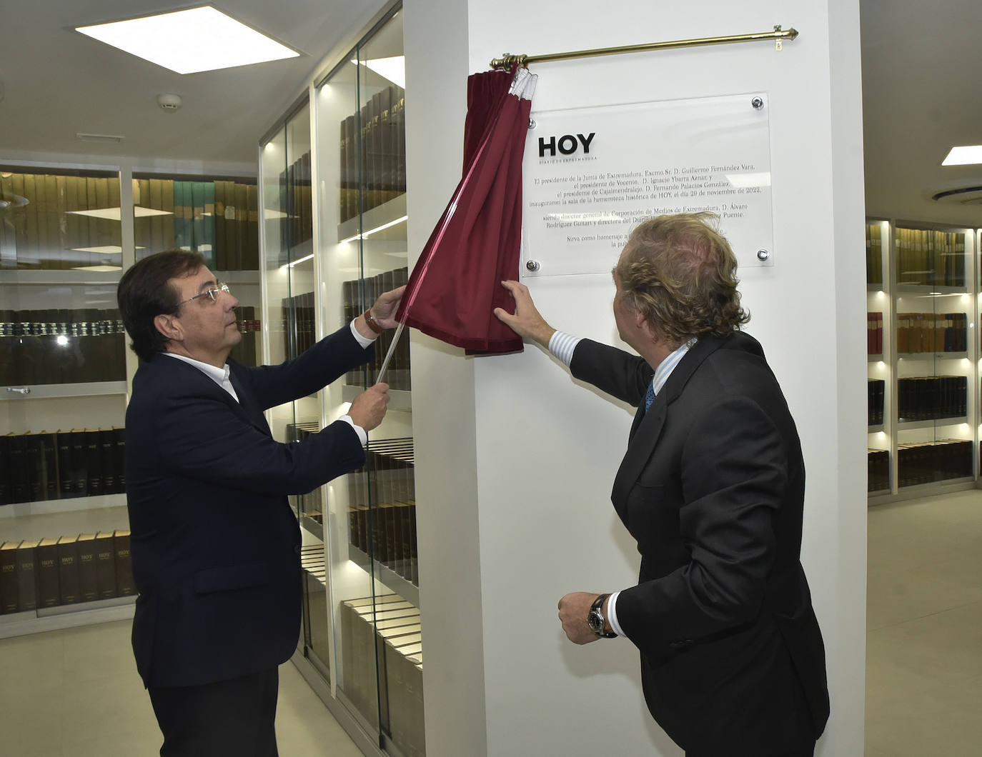 El presidente de la Junta y el de Vocento descubriendo la placa.