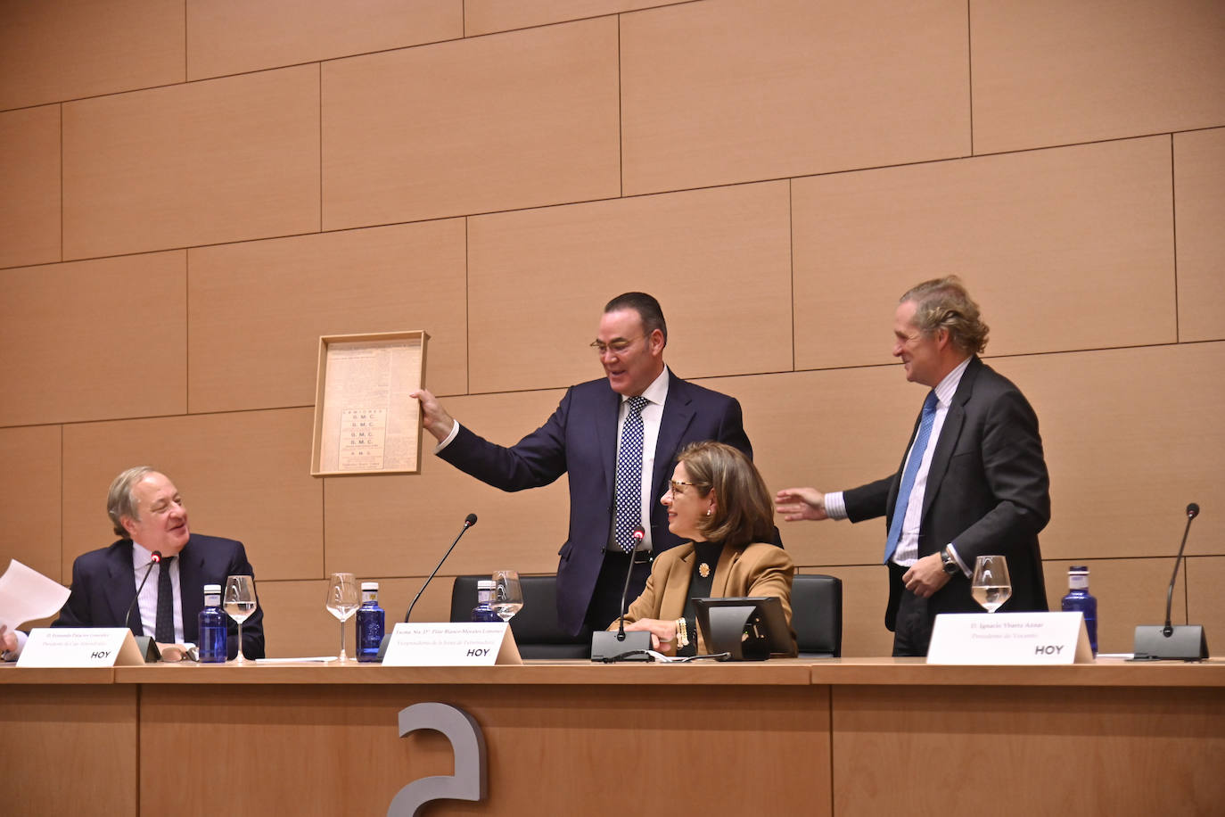 Fernando Palacios, presidente de Cajalmendralejo, con la portada de la fundación de la entidad en 1933.