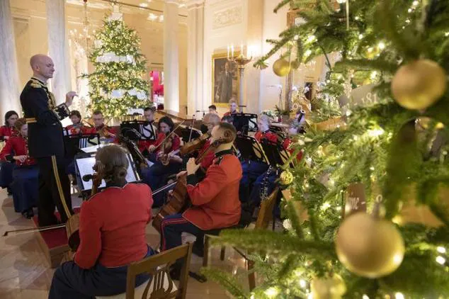 La Marine Band interpreta canciones navideñas clásicas en el salón Grand Foyer.