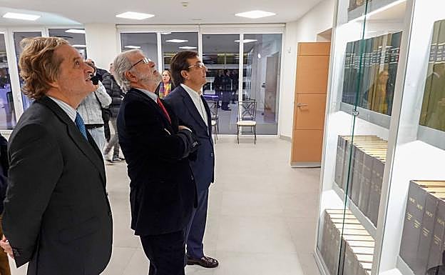 Ignacio Ybarra con Juan Carlos Rodríguez Ibarra y Guillermo F. Vara.