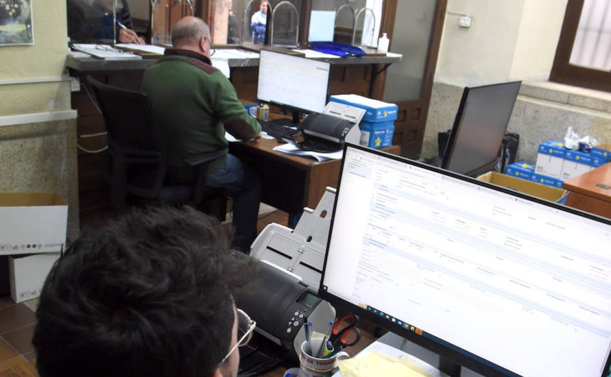 Trabajadores del Ayuntamiento en el Registro municipal. 