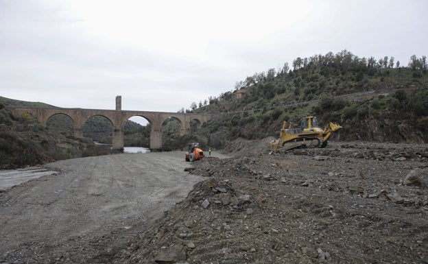 Las máquinas cerca del puente romano. 