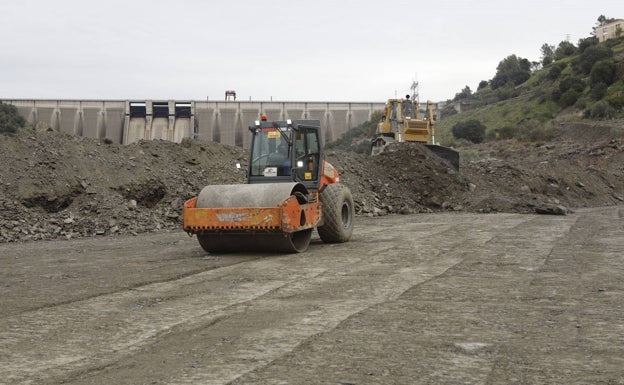 Trabajos de preparación de terreno junto a la presa hidroeléctrica de Alcántara dentro del proyecto de construcción de nuevo puente y variante de la EX-117, esta mañana. 