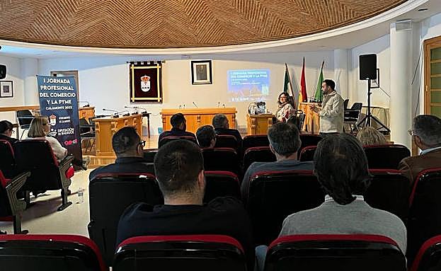 Imagen principal - Arriba una de las ponencias y debajo el 'Coffe Break'. 