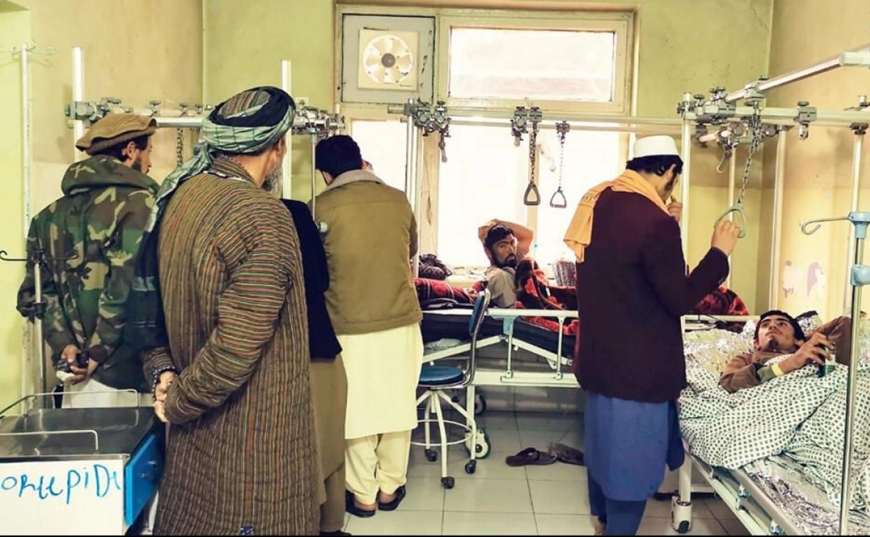 Heridos tras la explosión en una escuela coránica reciben atención médica en un hospital de Samangán, en el norte de Afganistán.
