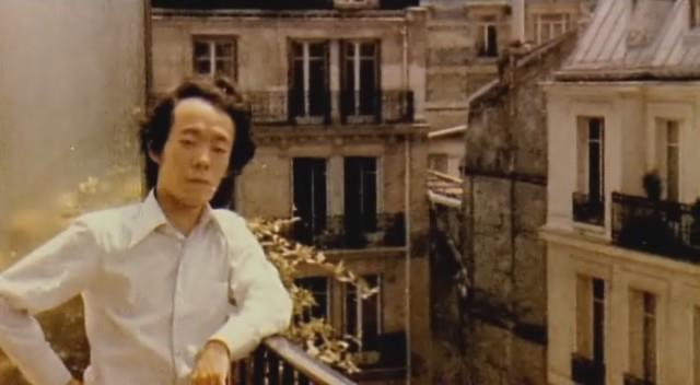 Hijo de una acomodada familia japonesa, en su ático a finales de los años 70 en París, donde cursaba estudios universitarios.