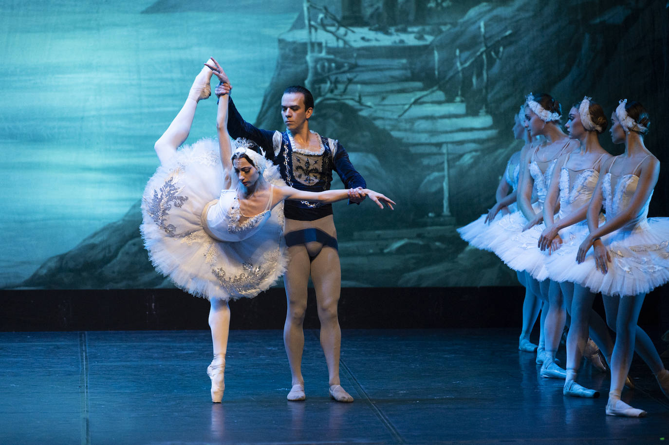 El ballet de Kiev en el Lago de los Cisnes. 