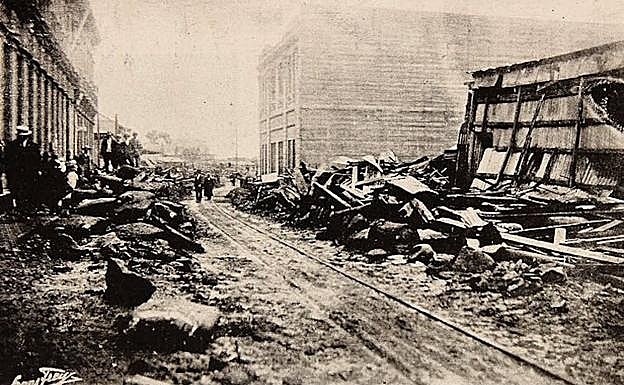Una de las calles de Coquimbo (Chile) después del tsunami producido por el terremoto originado en Atacama en noviembre de 1922. 