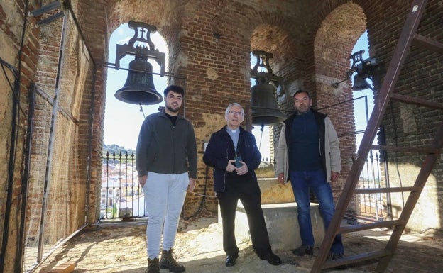 Dos de los campaneros salvaterreño con el cura de la localidad, Manuel de Jesús Cintas. 