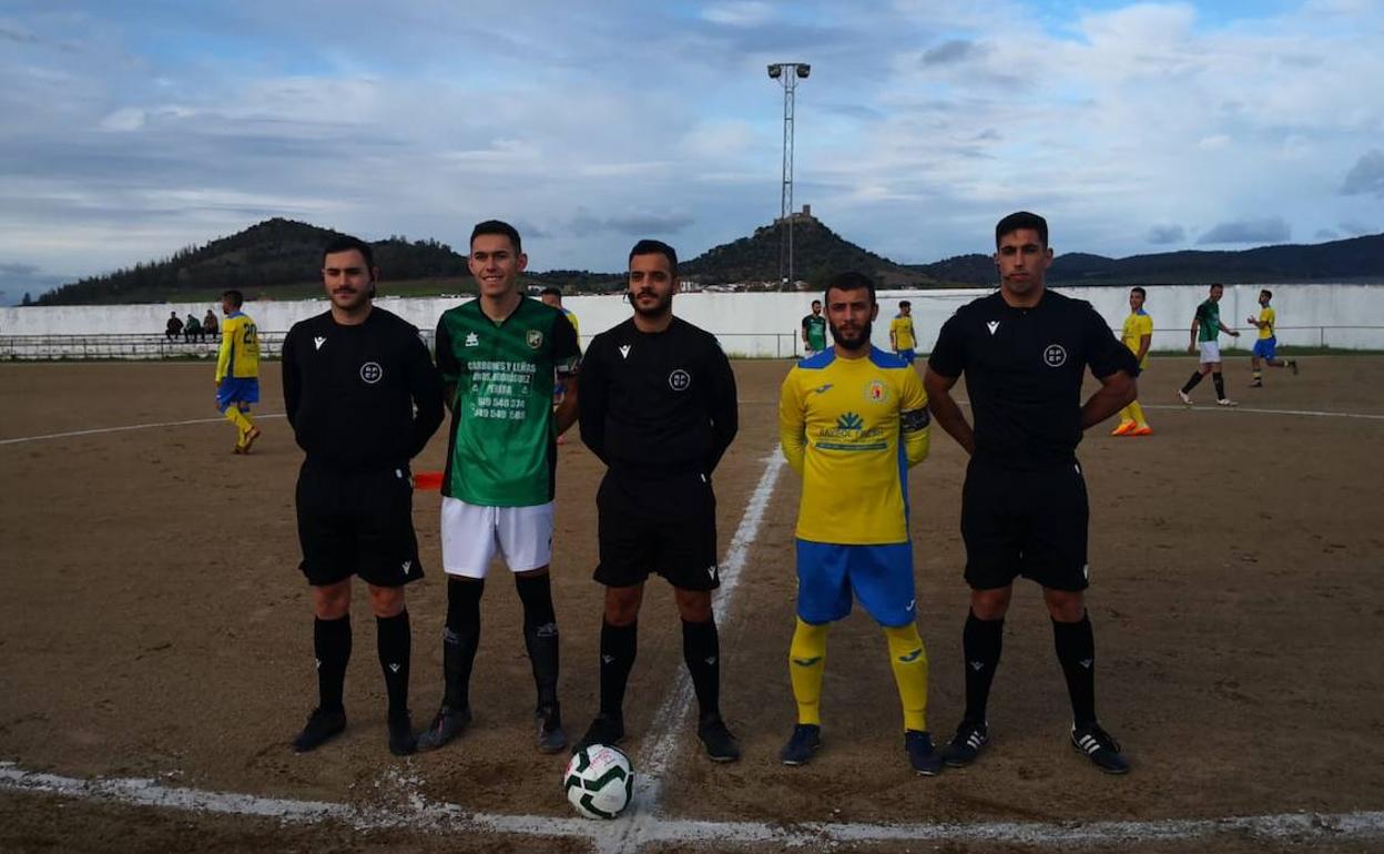 Equipo arbitral junto a los capitane del Alconchel y el Obandina, antes de comenzar el encuentro. 