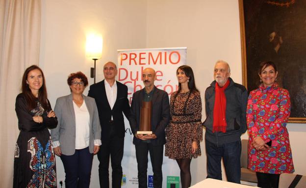 Las autoridades posan con el premiado. 